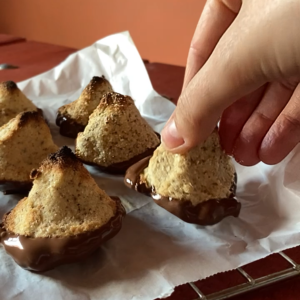 Preparando las rocas de coco con chocolate