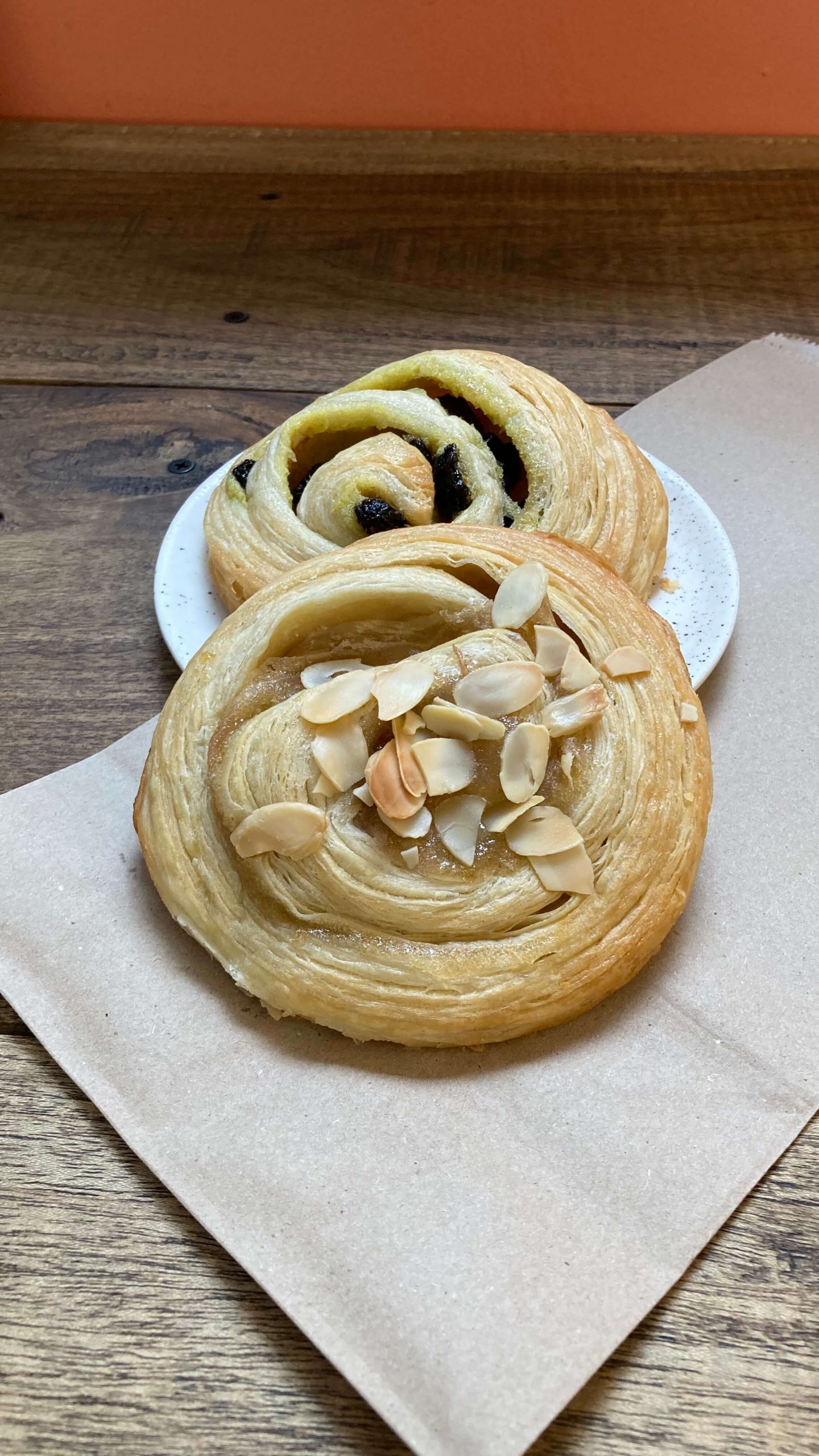 Rollo de manzana, masa hojaldre con crema de manzana y almendras