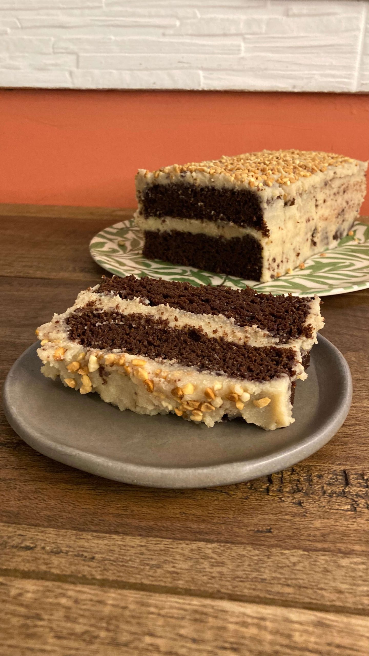 Torta tipo snickers, torta de chocolate cubierta de crema de mani